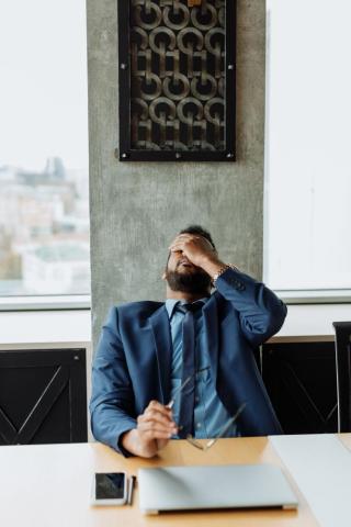 Man experiencing work-related stress, illustrating how anxiety and chronic stress may contribute to premature ejaculation.